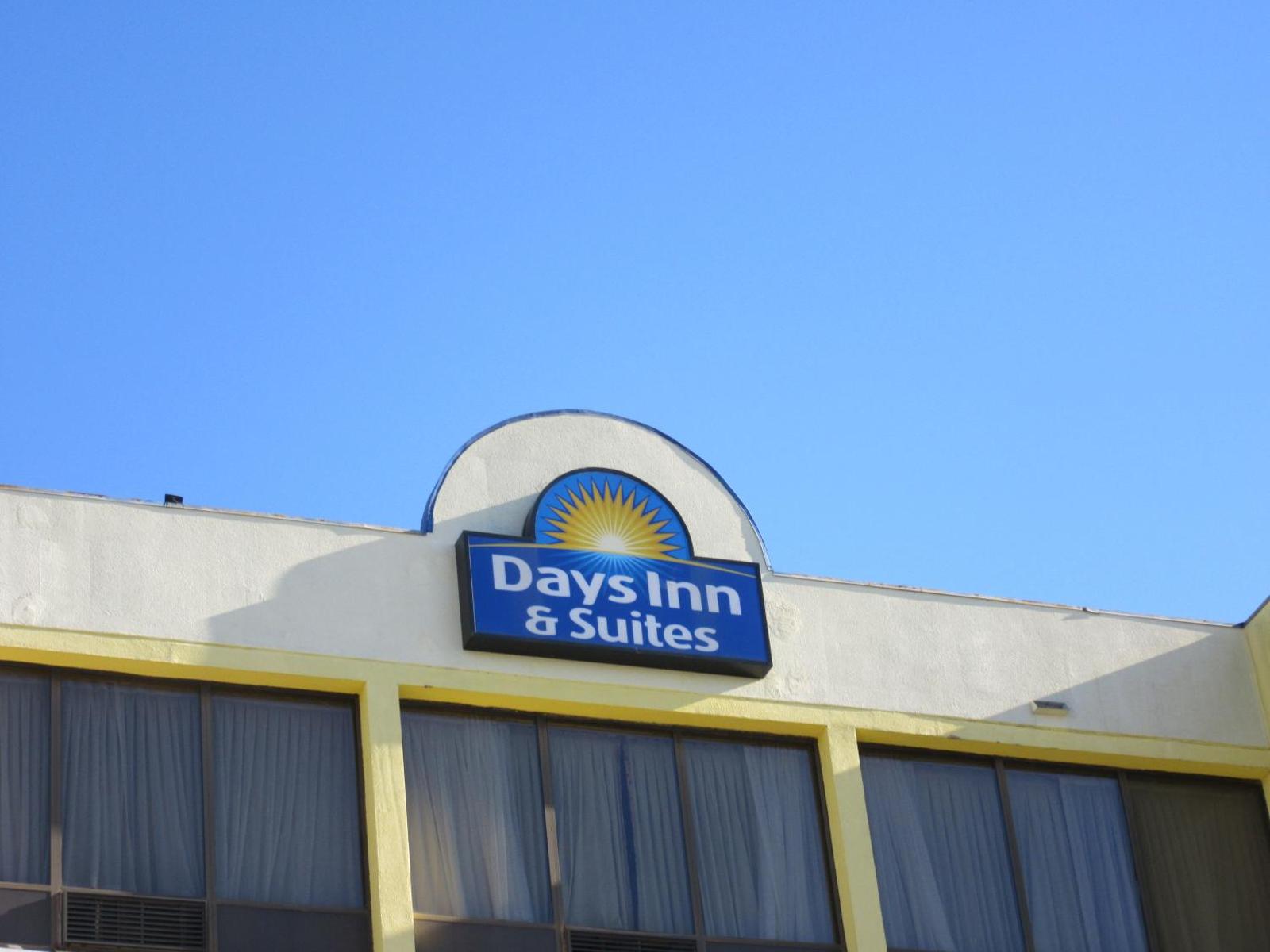 Days Inn & Suites by Wyndham SE Columbia Ft Jackson