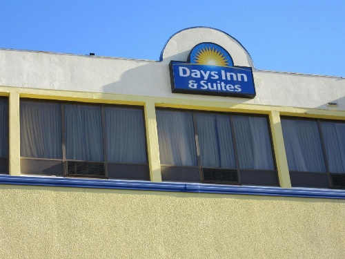 Days Inn & Suites by Wyndham SE Columbia Ft Jackson image 2