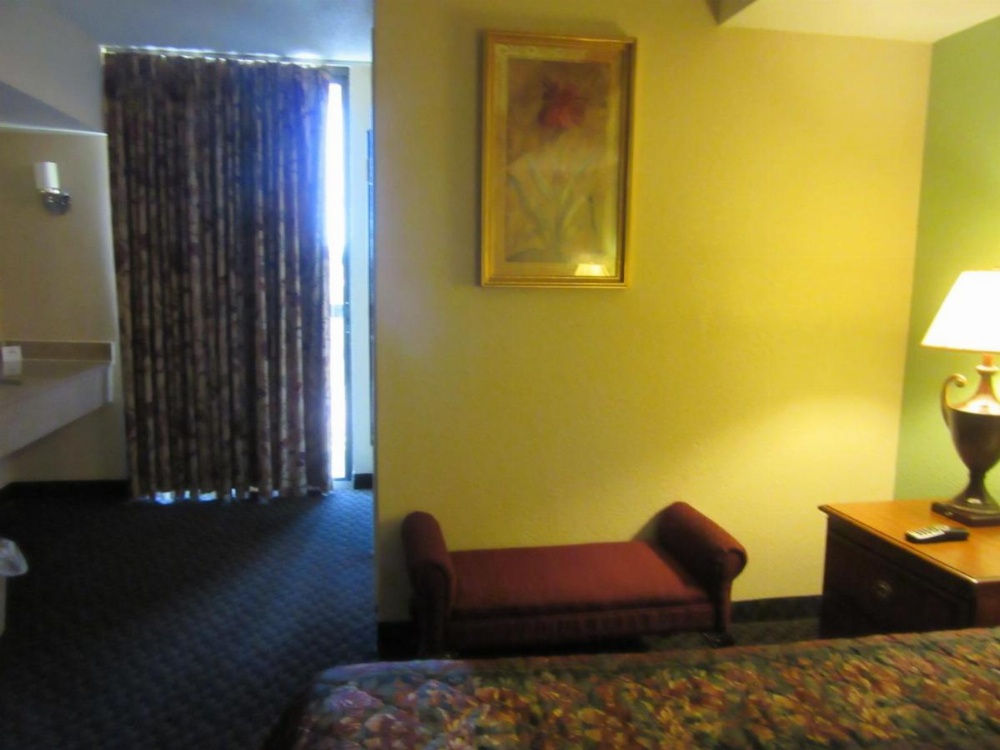 Room image 4