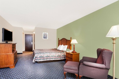 Days Inn & Suites by Wyndham SE Columbia Ft Jackson image 39
